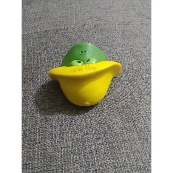 Vtg Anthropomorphic Frog Yellow Rain Hat Magnet Rubber 3D Clay Critters (jb3) - Picture 3 of 4
